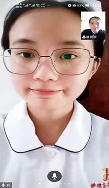 小孩戴着眼镜描述已自动生成